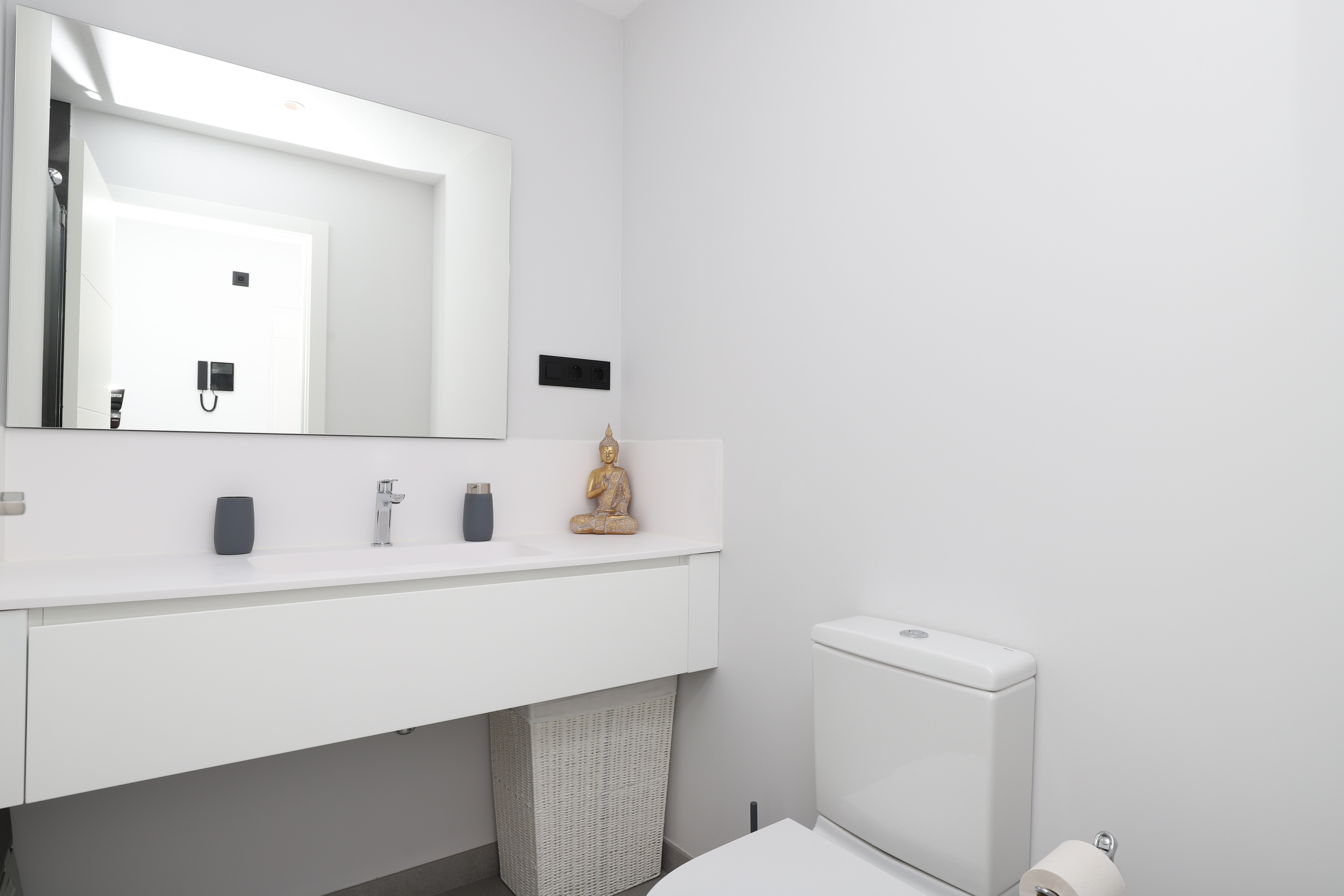 Exclusivo apartamento NUEVO con vistas al mar y moderno dentro de un complejo de lujo en Estepona