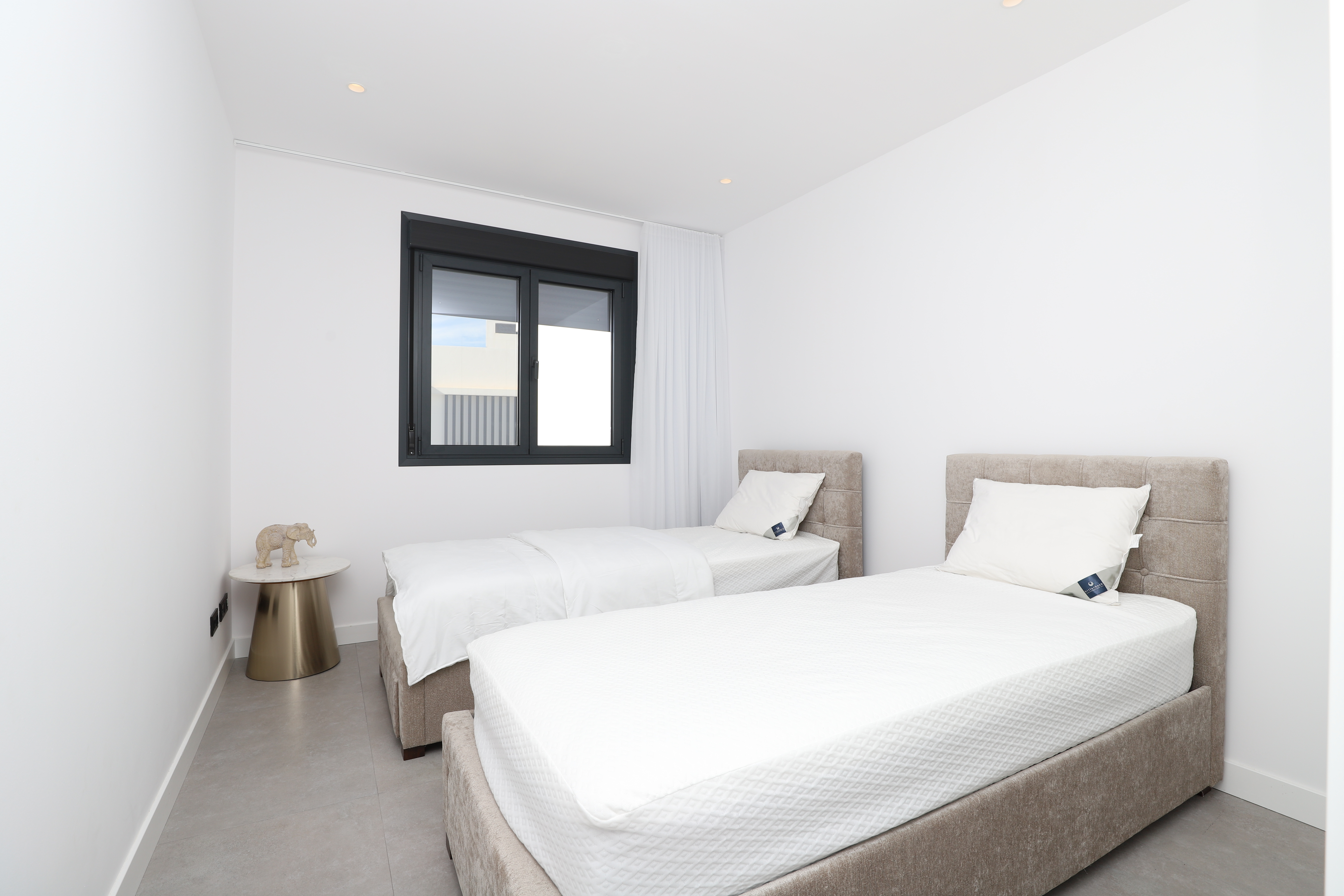 Exclusivo apartamento NUEVO con vistas al mar y moderno dentro de un complejo de lujo en Estepona
