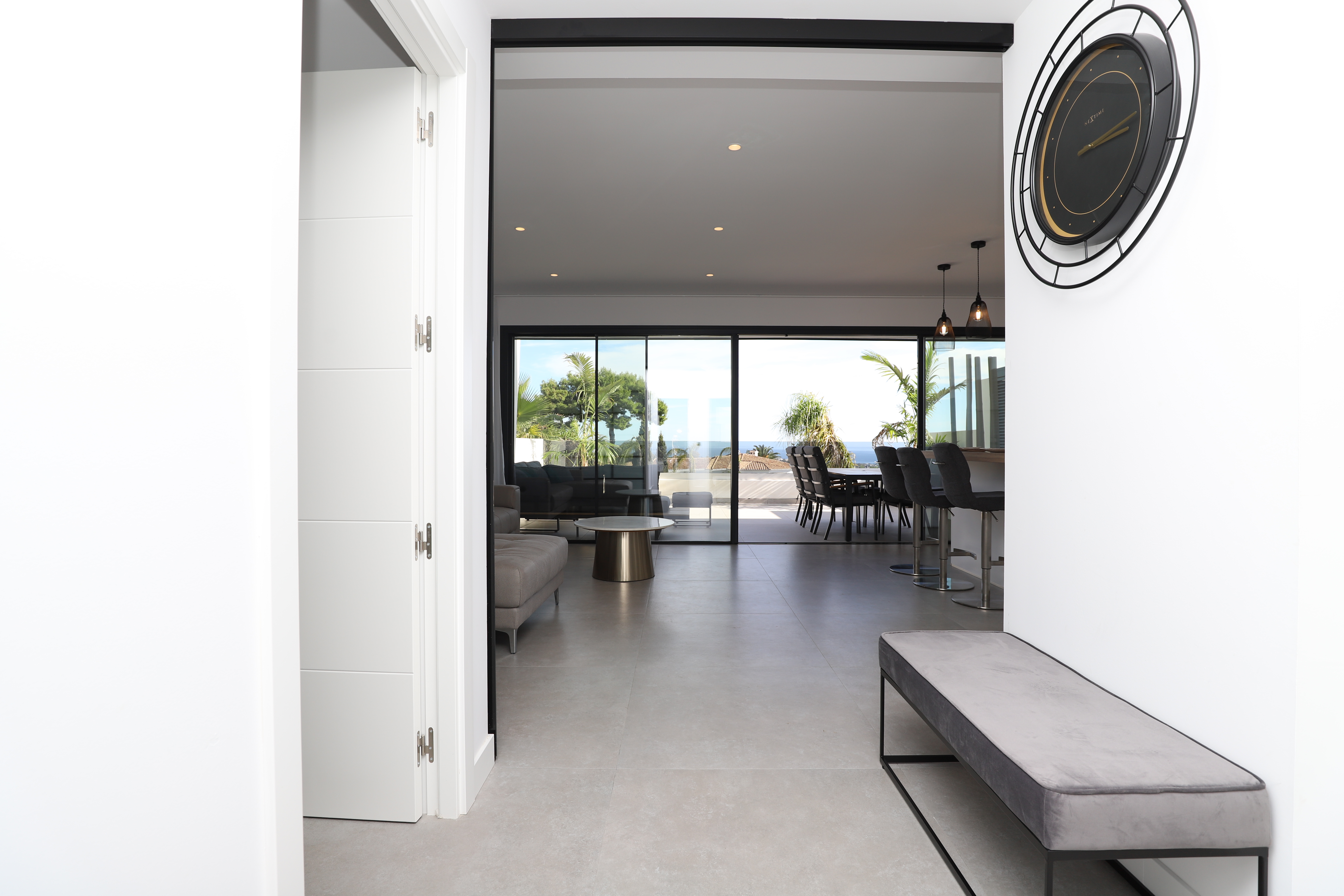 Exclusivo apartamento NUEVO con vistas al mar y moderno dentro de un complejo de lujo en Estepona