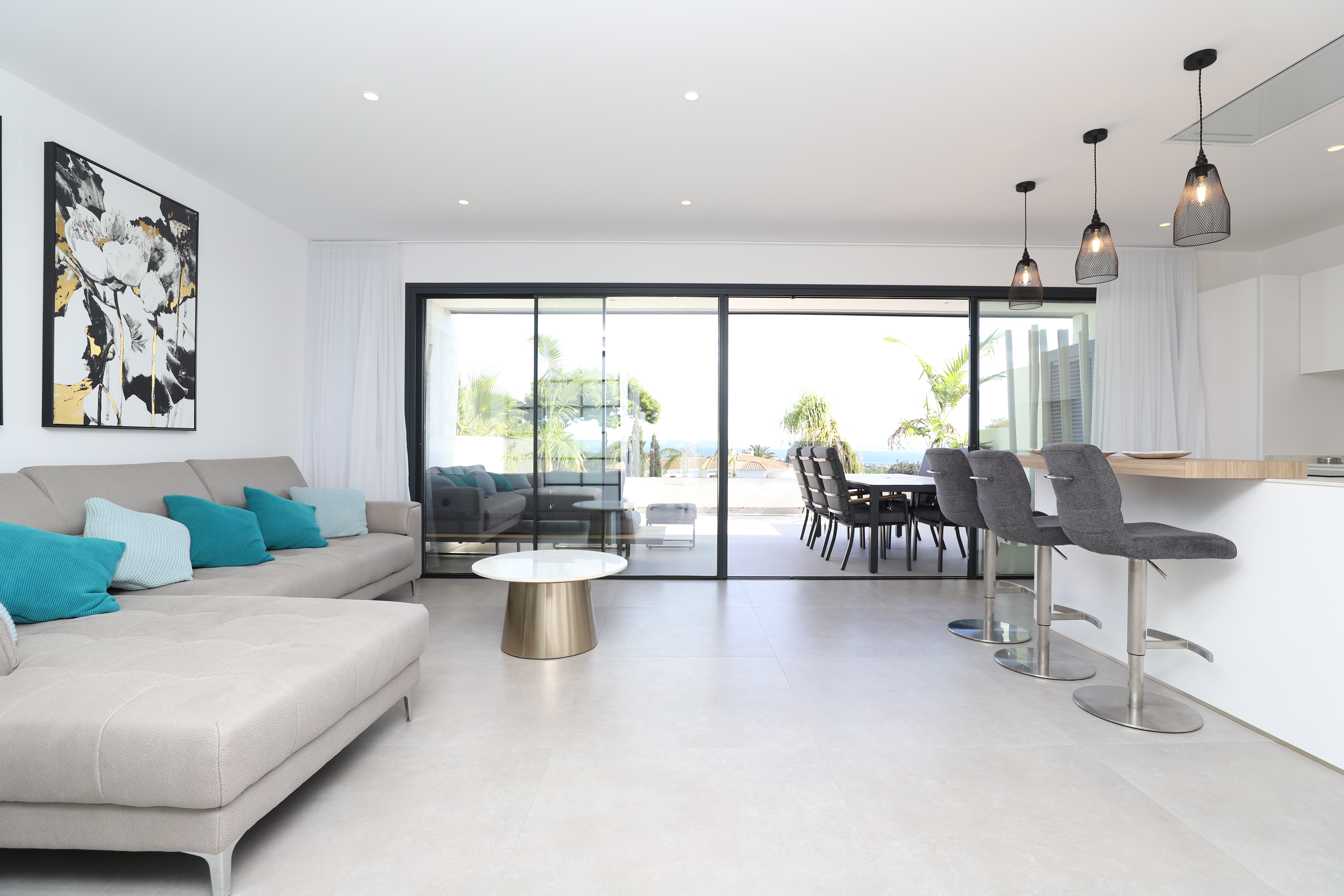 Exclusivo apartamento NUEVO con vistas al mar y moderno dentro de un complejo de lujo en Estepona