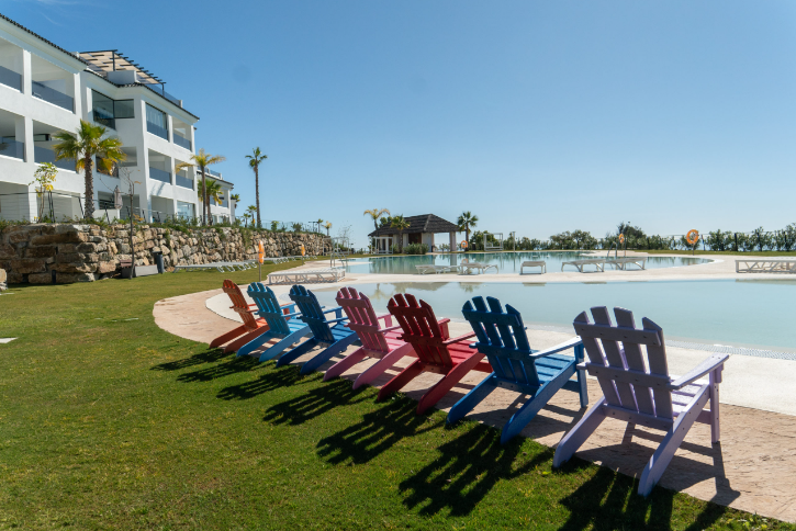 Exclusivo apartamento NUEVO con vistas al mar y moderno dentro de un complejo de lujo en Estepona
