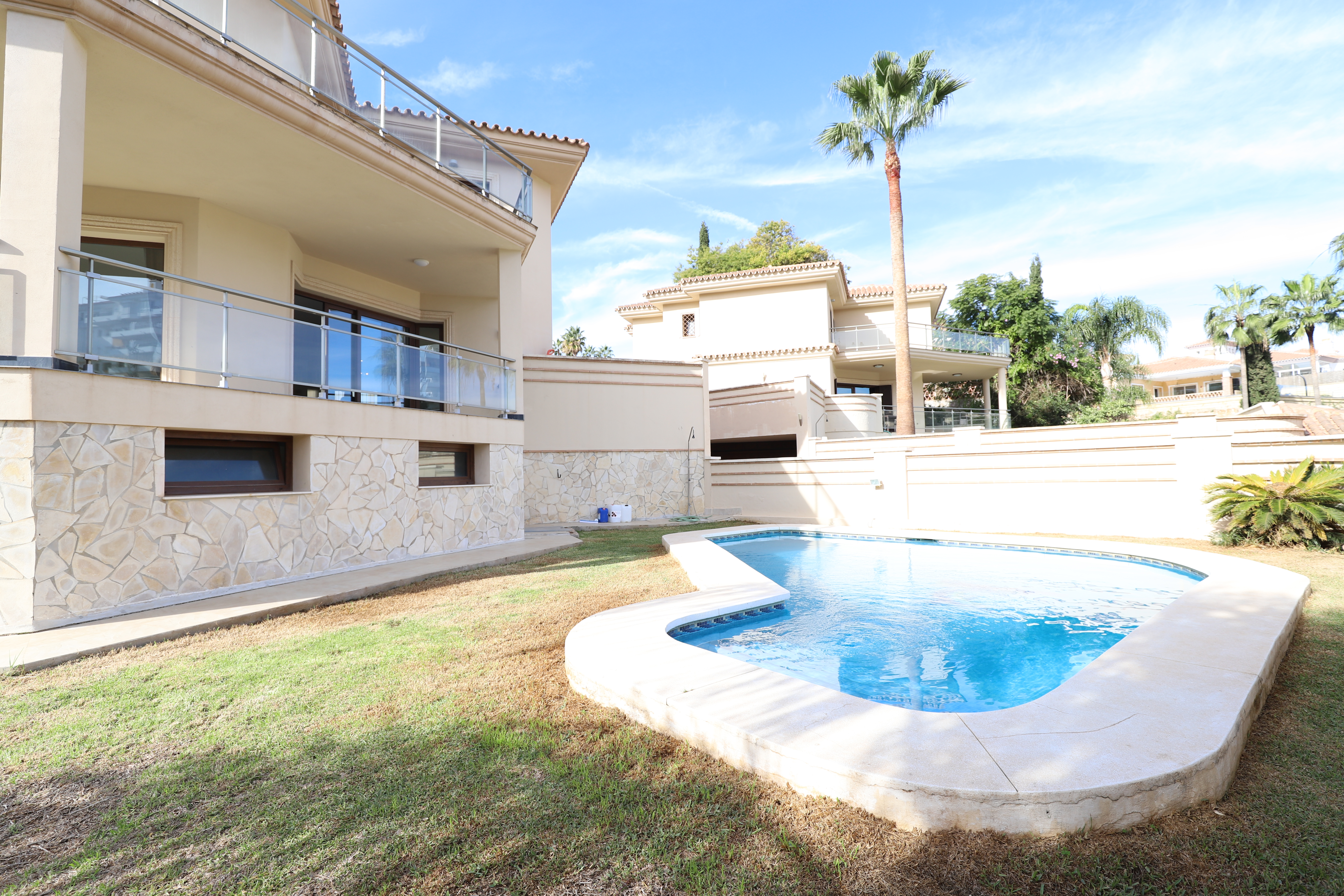 En primera linea de Golf se encuentra esta encantadora villa