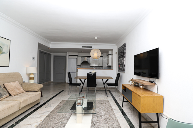 Piso con vistas al mar a la venta en la prestigiosa urbanización Marina Banus.