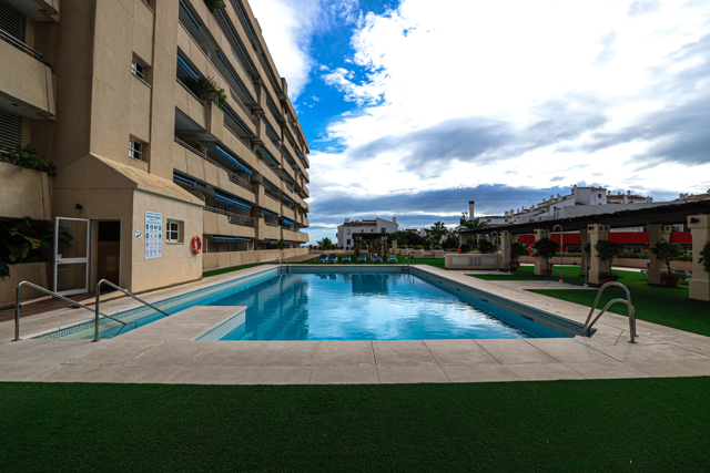 Piso con vistas al mar a la venta en la prestigiosa urbanización Marina Banus.
