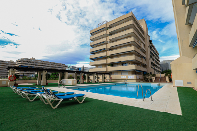 Piso con vistas al mar a la venta en la prestigiosa urbanización Marina Banus.