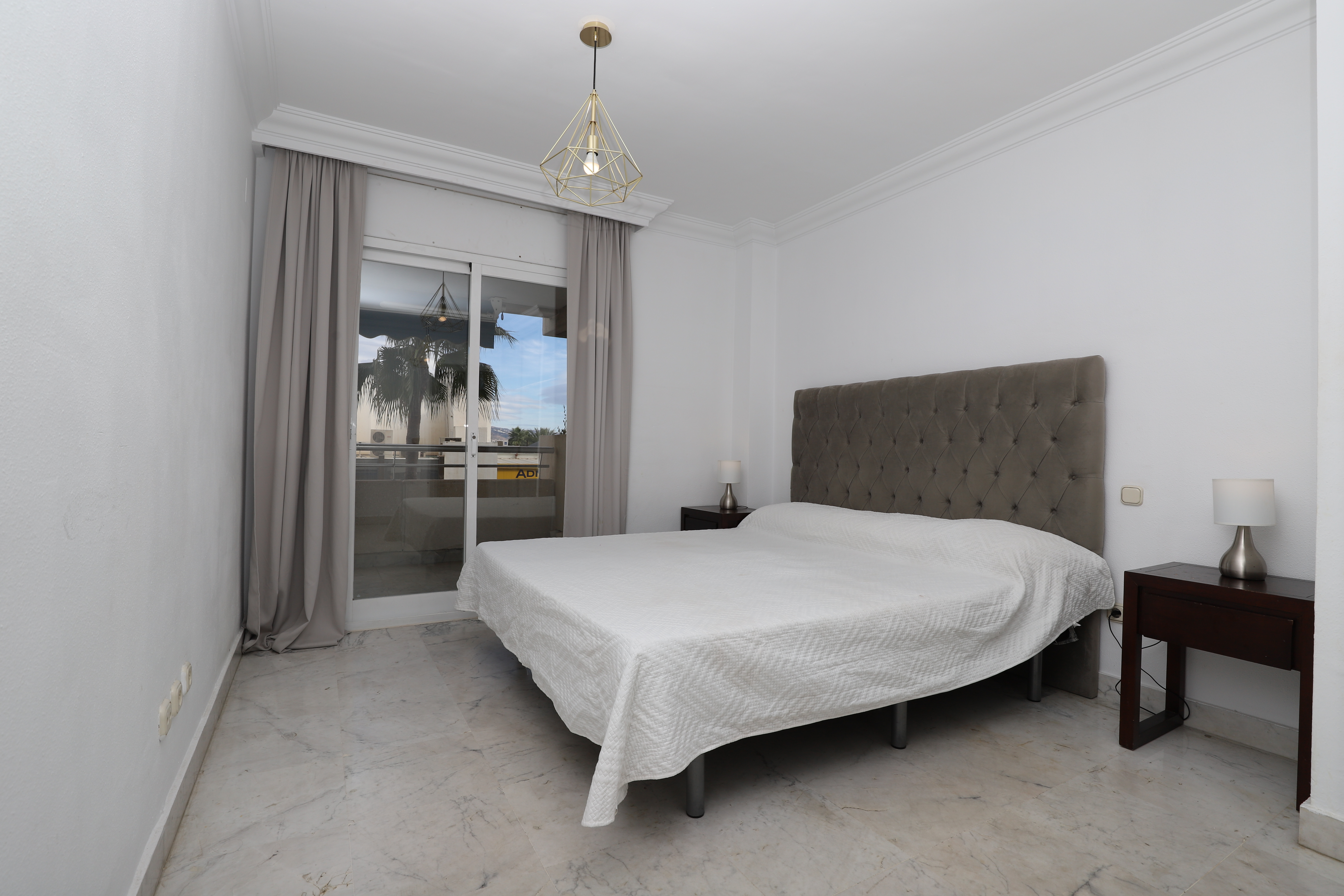 Piso con vistas al mar a la venta en la prestigiosa urbanización Marina Banus.