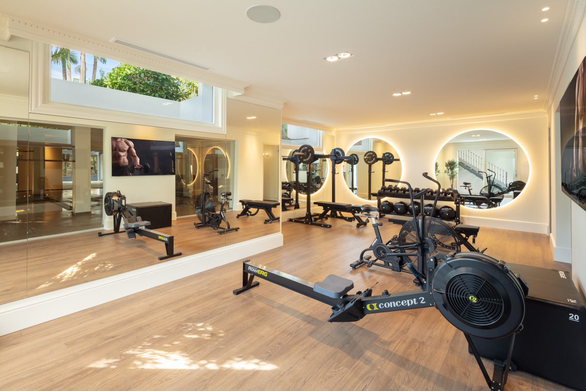 Ett högkvalitativt familjehem i det exklusiva och gated community Sierra Blanca ovanför Marbella Golden Mile.