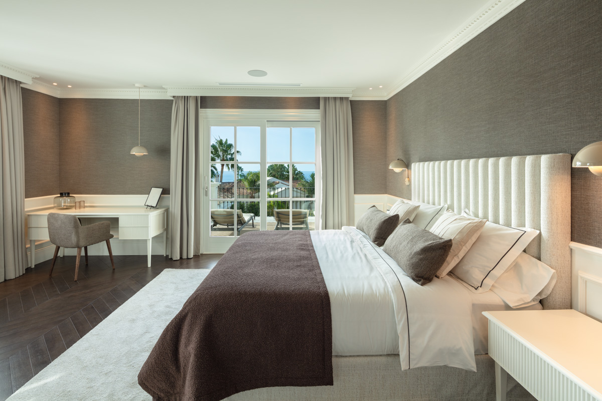 Ett högkvalitativt familjehem i det exklusiva och gated community Sierra Blanca ovanför Marbella Golden Mile.