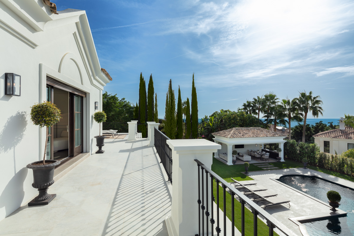 Ett högkvalitativt familjehem i det exklusiva och gated community Sierra Blanca ovanför Marbella Golden Mile.