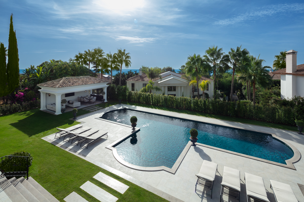 Ett högkvalitativt familjehem i det exklusiva och gated community Sierra Blanca ovanför Marbella Golden Mile.