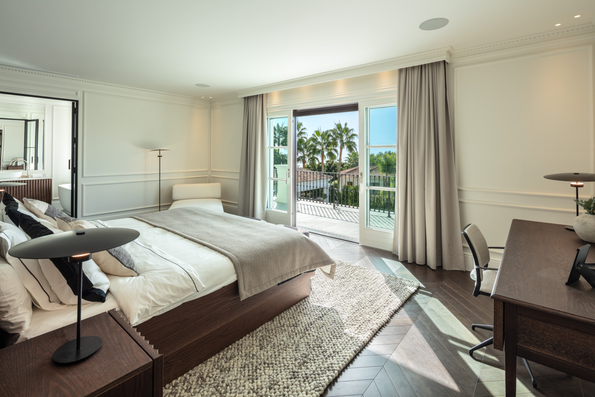 Ett högkvalitativt familjehem i det exklusiva och gated community Sierra Blanca ovanför Marbella Golden Mile.