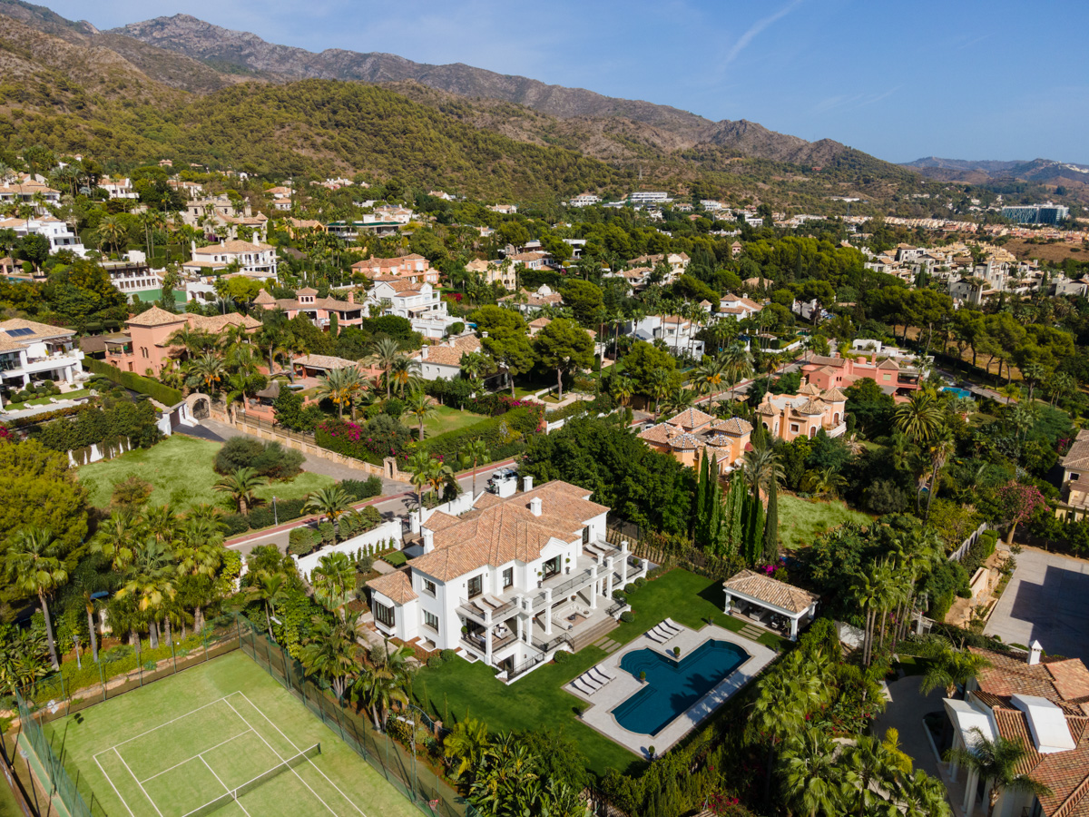 Ett högkvalitativt familjehem i det exklusiva och gated community Sierra Blanca ovanför Marbella Golden Mile.