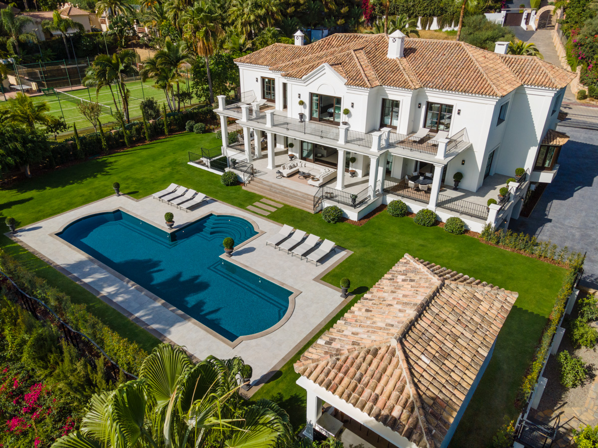 Ett högkvalitativt familjehem i det exklusiva och gated community Sierra Blanca ovanför Marbella Golden Mile.
