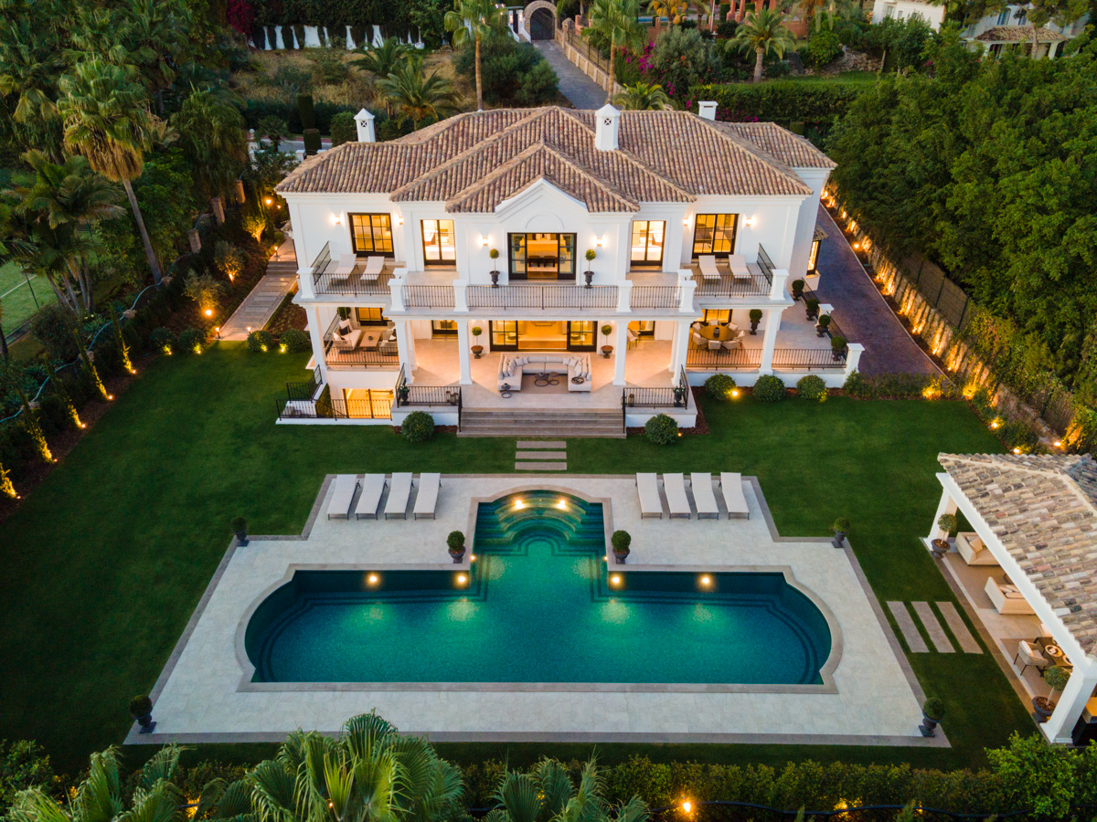 Ett högkvalitativt familjehem i det exklusiva och gated community Sierra Blanca ovanför Marbella Golden Mile.