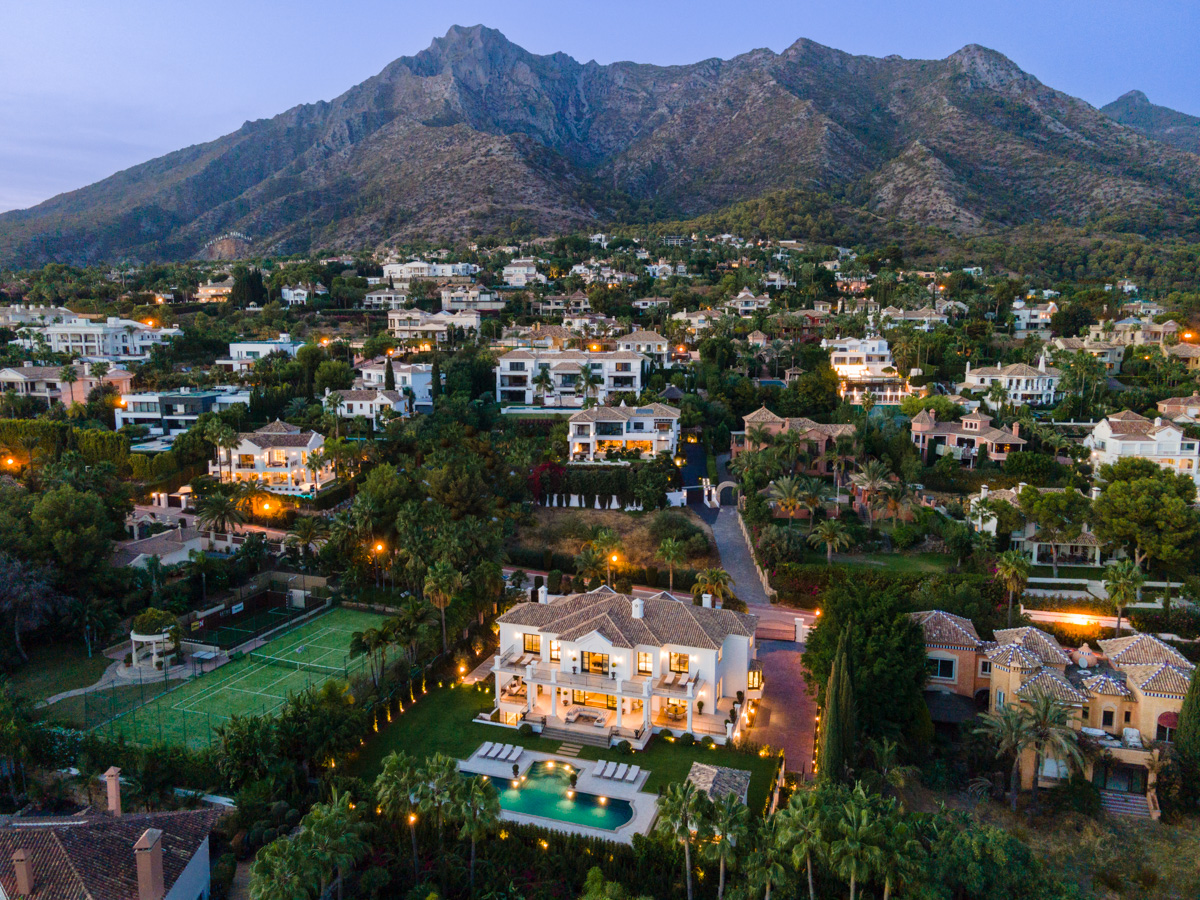 Ett högkvalitativt familjehem i det exklusiva och gated community Sierra Blanca ovanför Marbella Golden Mile.