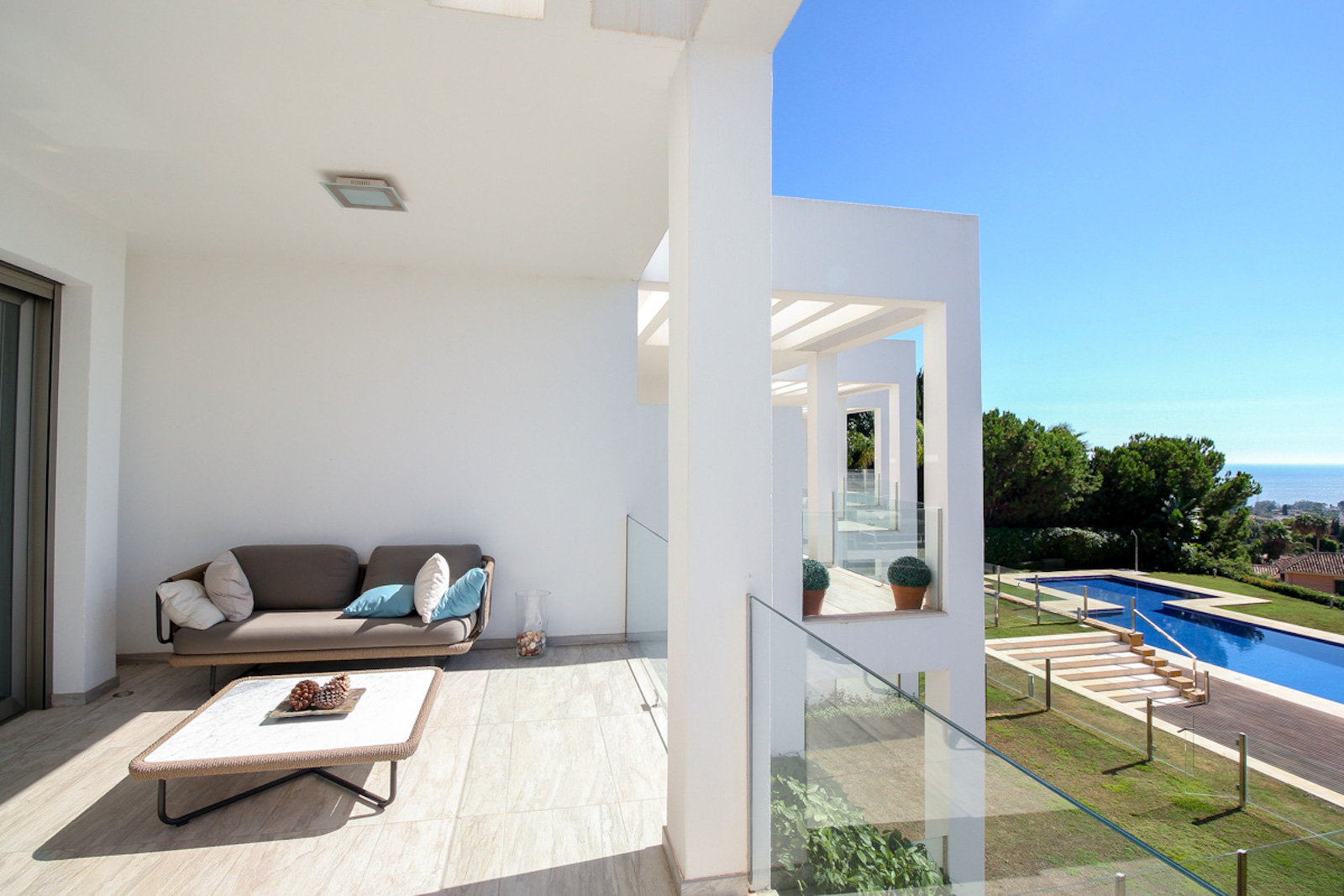 Una de las casas adosadas de sierra blanca mas lujosas de Marbella