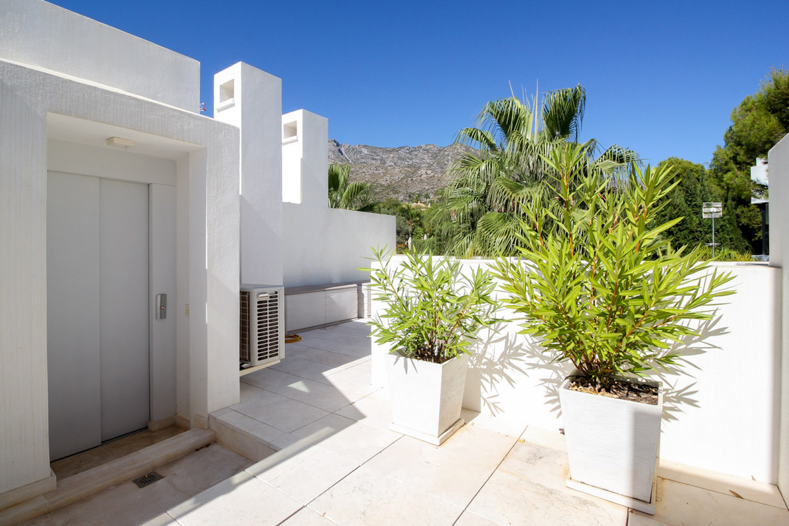 Una de las casas adosadas de sierra blanca mas lujosas de Marbella