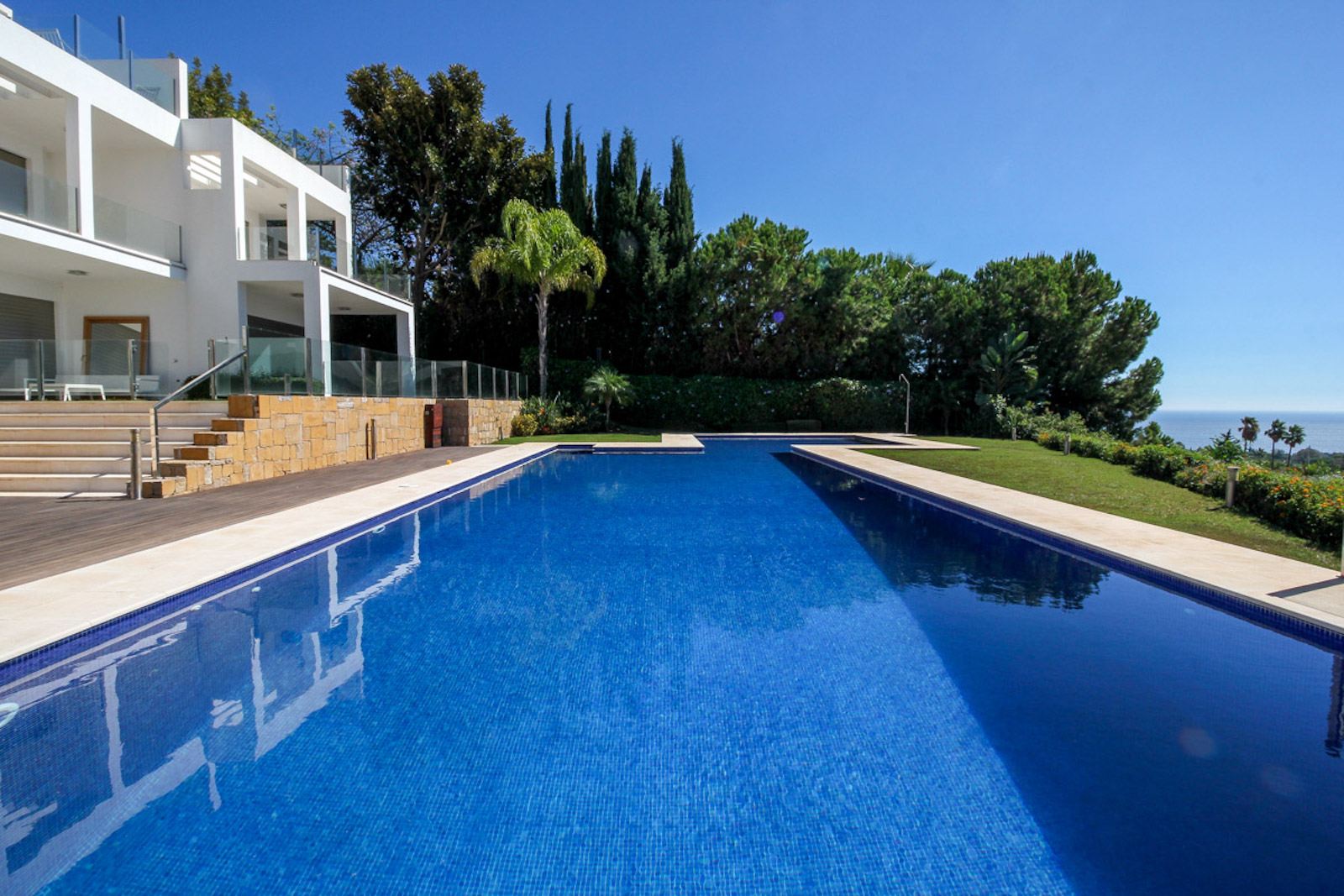 Una de las casas adosadas de sierra blanca mas lujosas de Marbella