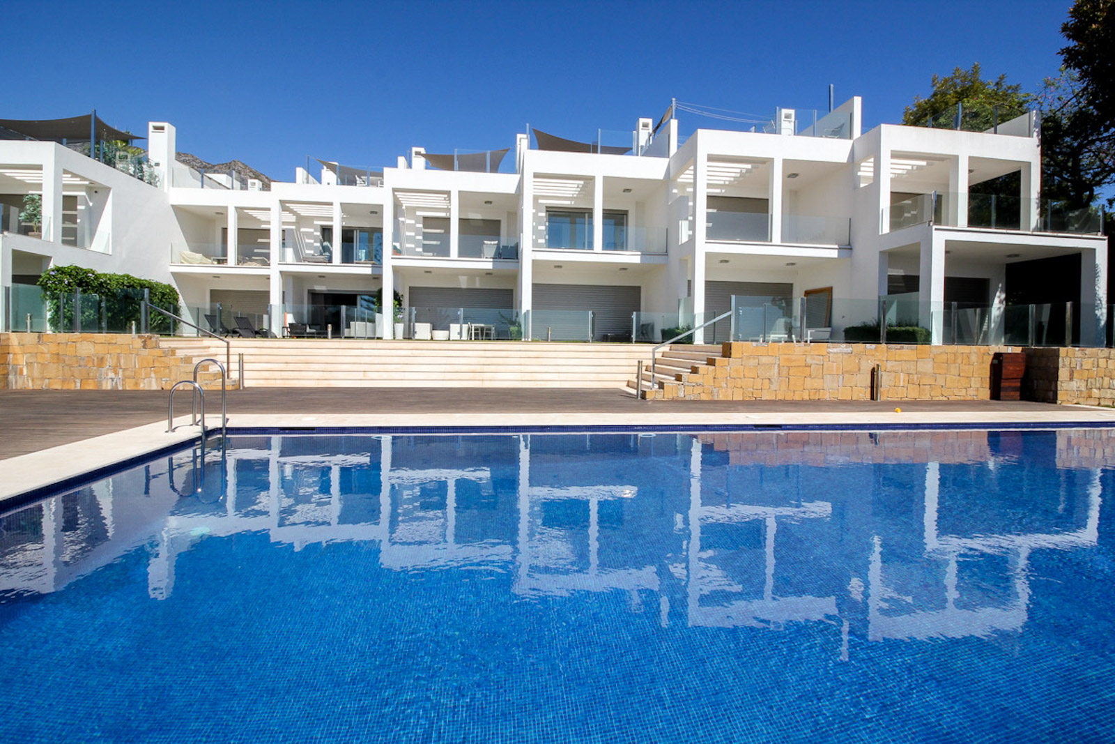 Una de las casas adosadas de sierra blanca mas lujosas de Marbella