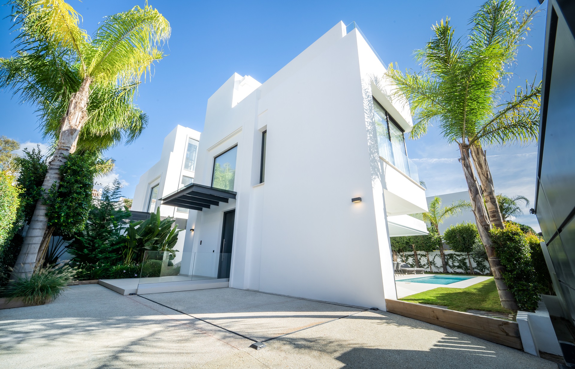 Beautiful new beachside villas in the centre of Marbella Golden Mile