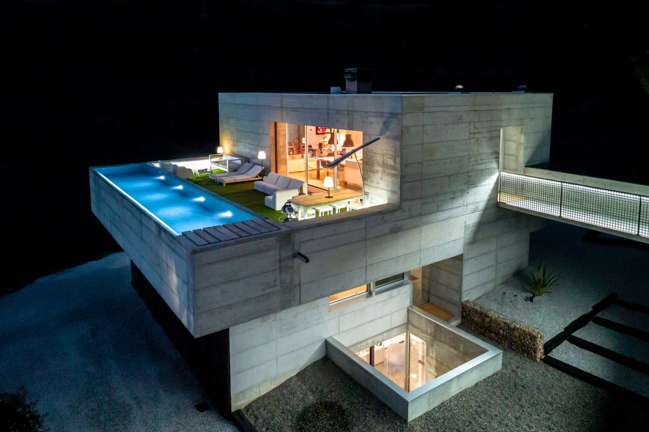 LYXIG MODERN VILLA MED MINIMALISTISK DESIGN I URBANISERINGEN VALTOCADO, MIJAS