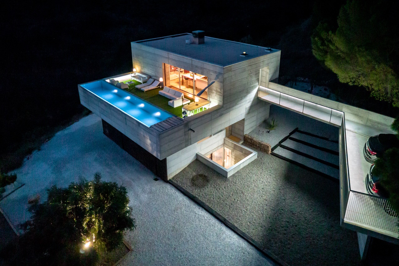 LYXIG MODERN VILLA MED MINIMALISTISK DESIGN I URBANISERINGEN VALTOCADO, MIJAS