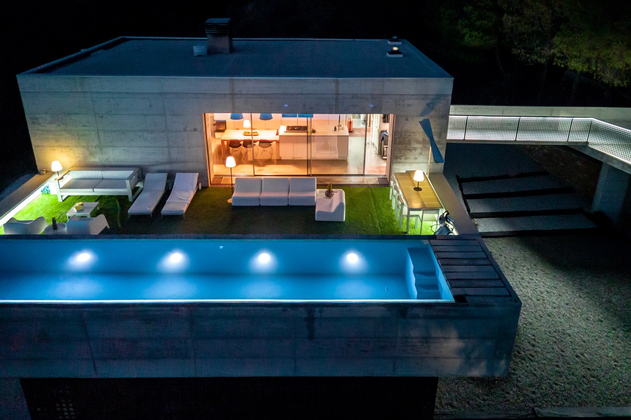 LYXIG MODERN VILLA MED MINIMALISTISK DESIGN I URBANISERINGEN VALTOCADO, MIJAS
