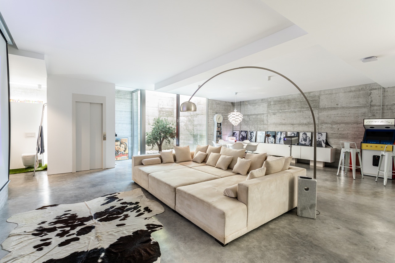 LYXIG MODERN VILLA MED MINIMALISTISK DESIGN I URBANISERINGEN VALTOCADO, MIJAS