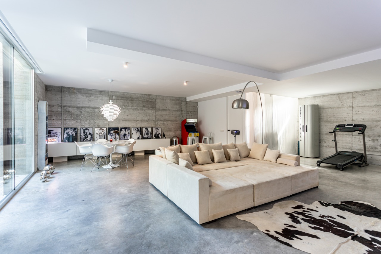 LYXIG MODERN VILLA MED MINIMALISTISK DESIGN I URBANISERINGEN VALTOCADO, MIJAS