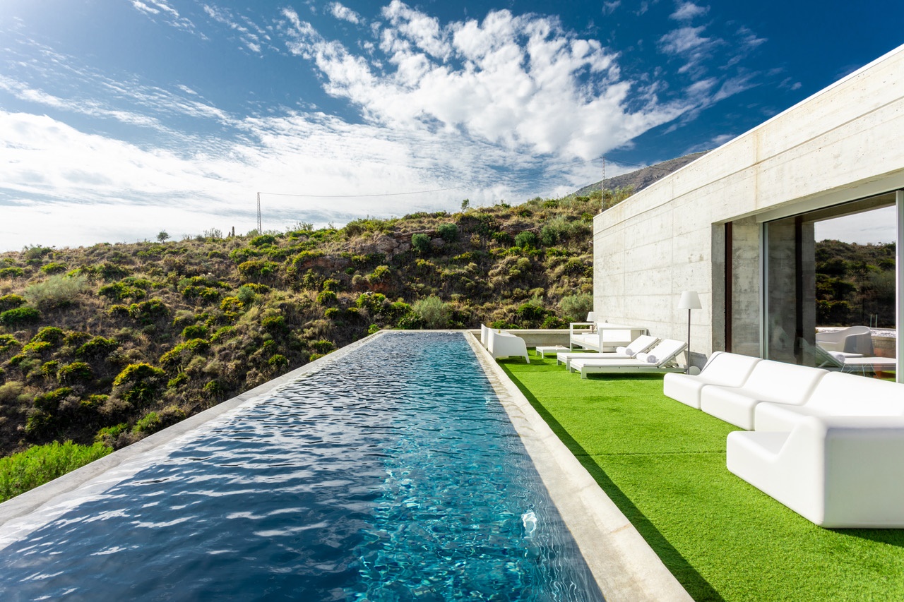LYXIG MODERN VILLA MED MINIMALISTISK DESIGN I URBANISERINGEN VALTOCADO, MIJAS