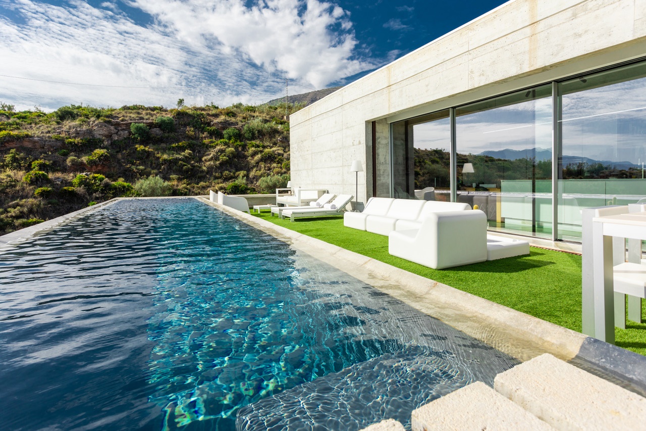 LYXIG MODERN VILLA MED MINIMALISTISK DESIGN I URBANISERINGEN VALTOCADO, MIJAS