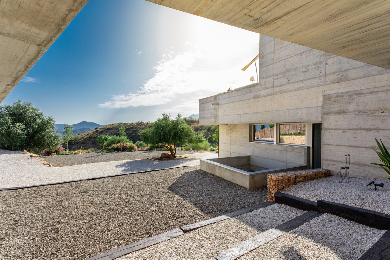 LYXIG MODERN VILLA MED MINIMALISTISK DESIGN I URBANISERINGEN VALTOCADO, MIJAS