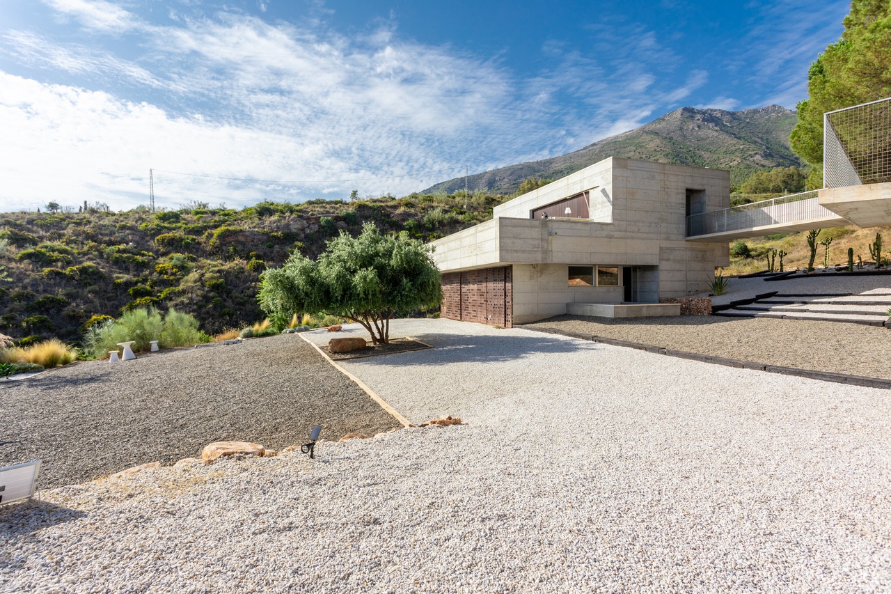 LYXIG MODERN VILLA MED MINIMALISTISK DESIGN I URBANISERINGEN VALTOCADO, MIJAS