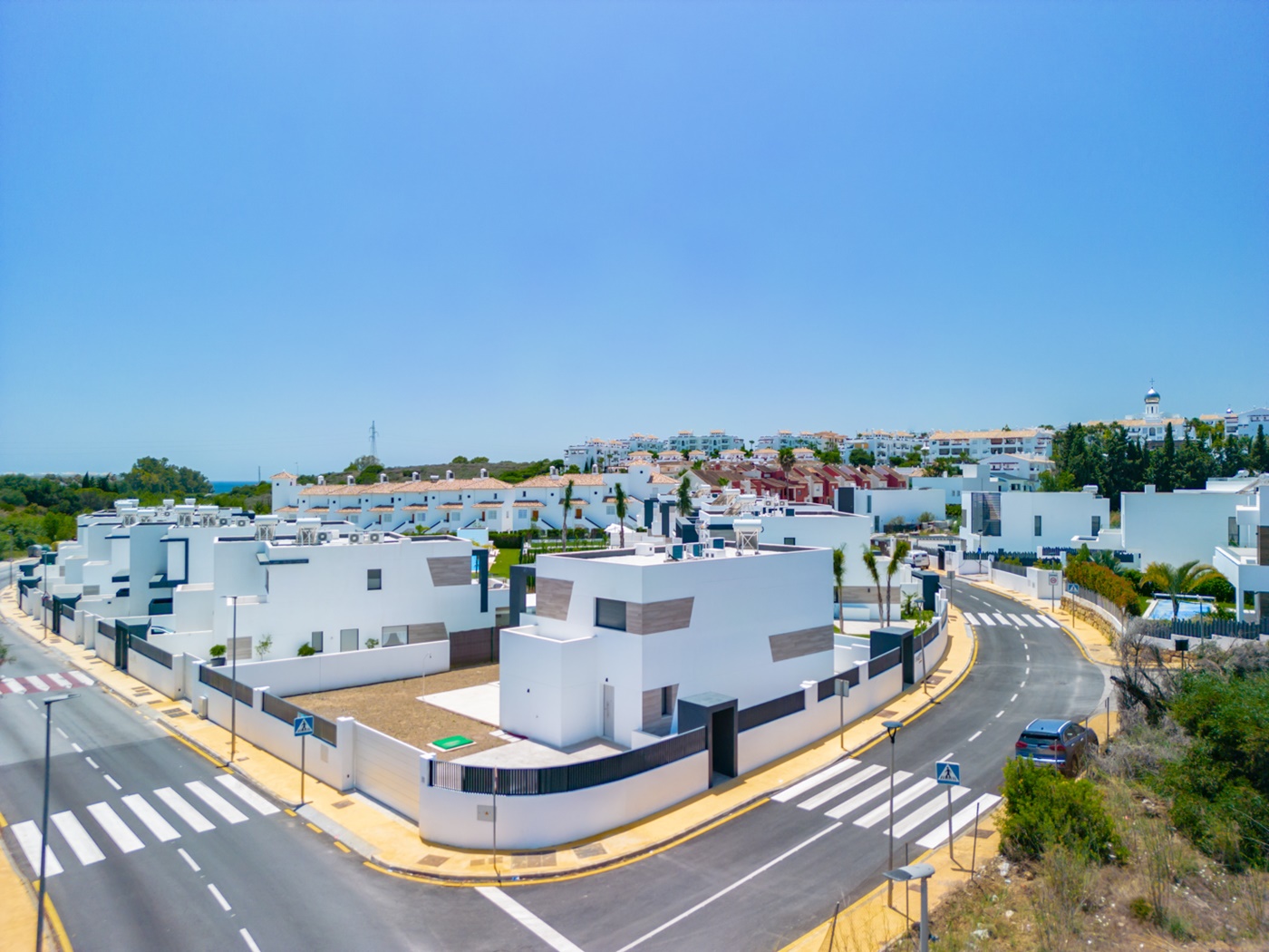 OBRA MAESTRA CONTEMPORÁNEA CON PISCINA PRIVADA Y AMPLIO JARDINES