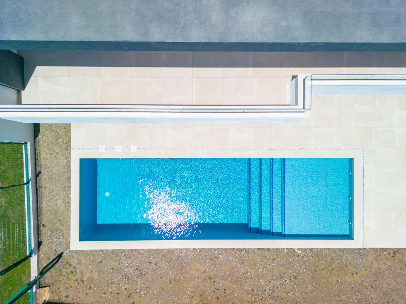 OBRA MAESTRA CONTEMPORÁNEA CON PISCINA PRIVADA Y AMPLIO JARDINES