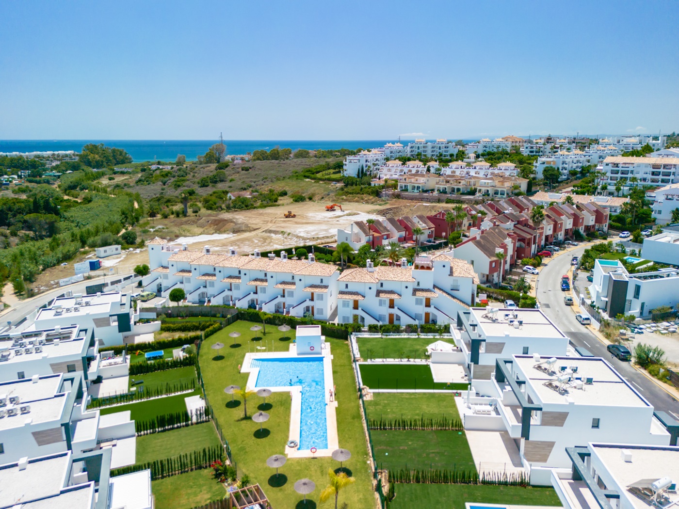 OBRA MAESTRA CONTEMPORÁNEA CON PISCINA PRIVADA Y AMPLIO JARDINES