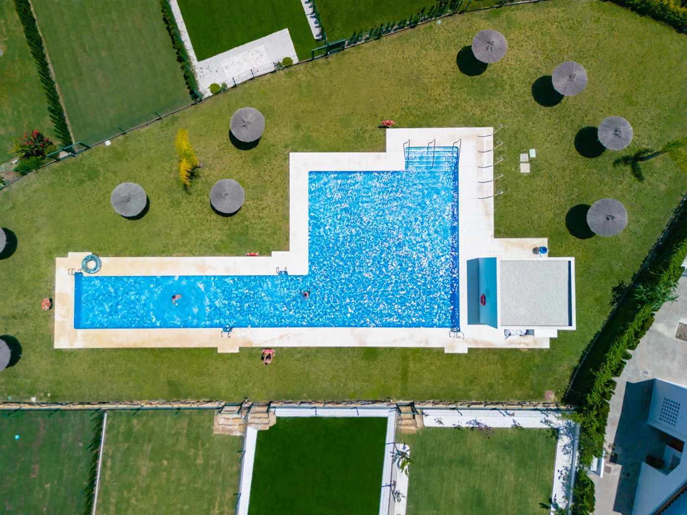 OBRA MAESTRA CONTEMPORÁNEA CON PISCINA PRIVADA Y AMPLIO JARDINES