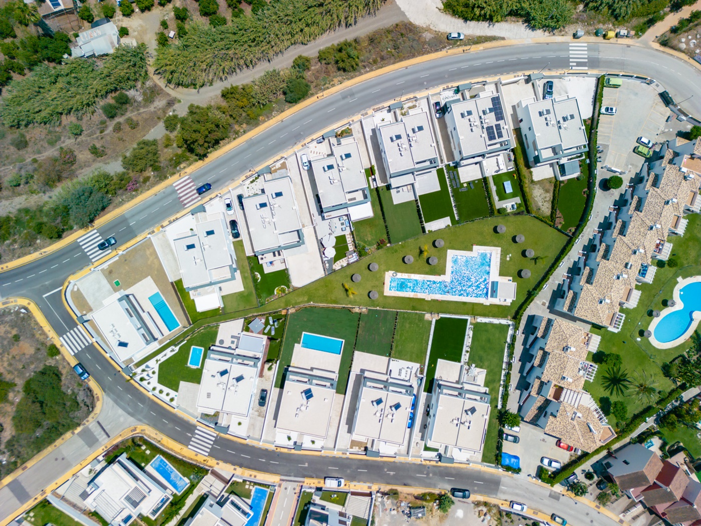 OBRA MAESTRA CONTEMPORÁNEA CON PISCINA PRIVADA Y AMPLIO JARDINES