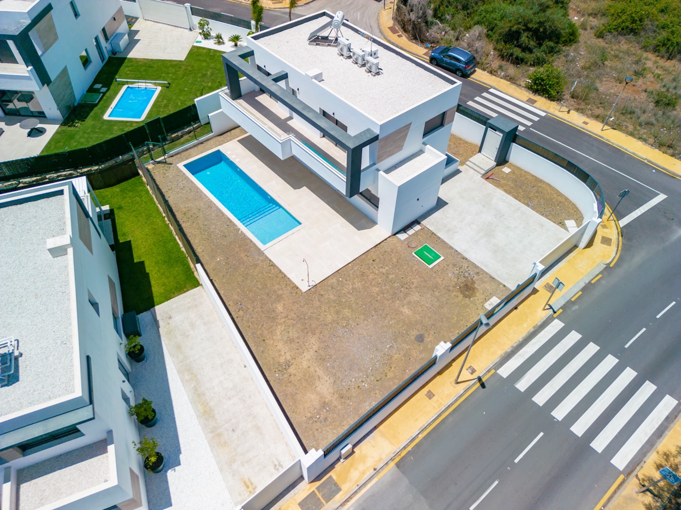 OBRA MAESTRA CONTEMPORÁNEA CON PISCINA PRIVADA Y AMPLIO JARDINES