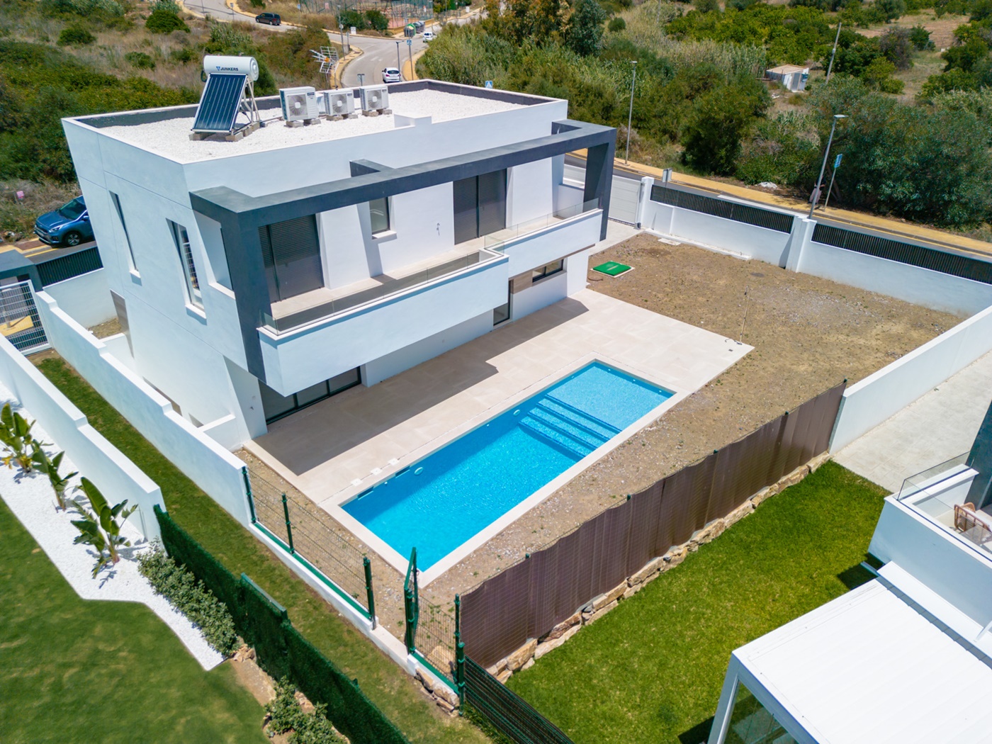 OBRA MAESTRA CONTEMPORÁNEA CON PISCINA PRIVADA Y AMPLIO JARDINES