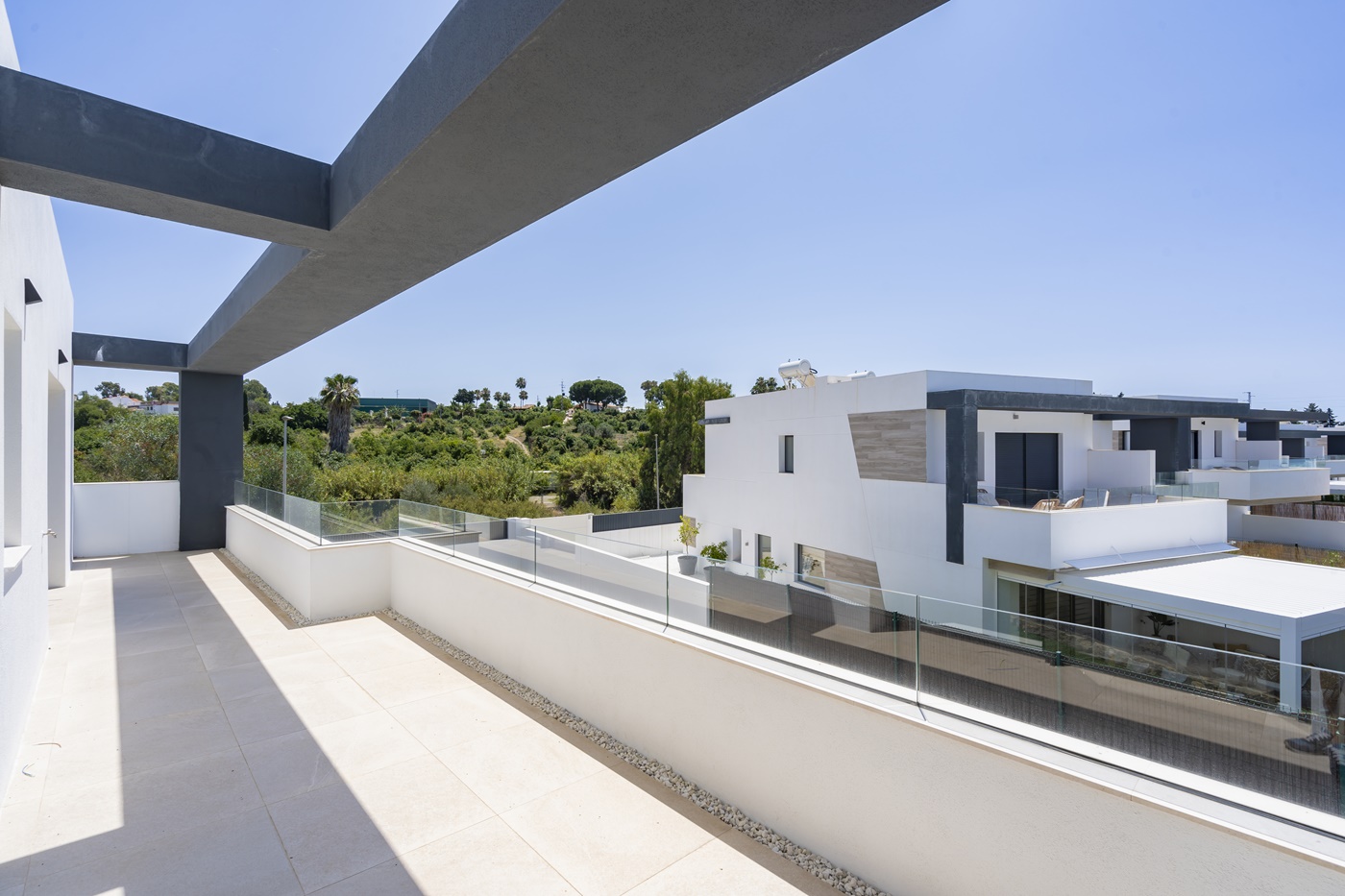 OBRA MAESTRA CONTEMPORÁNEA CON PISCINA PRIVADA Y AMPLIO JARDINES