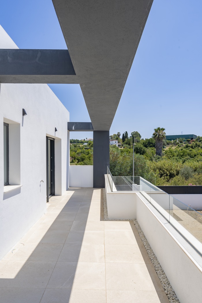 OBRA MAESTRA CONTEMPORÁNEA CON PISCINA PRIVADA Y AMPLIO JARDINES