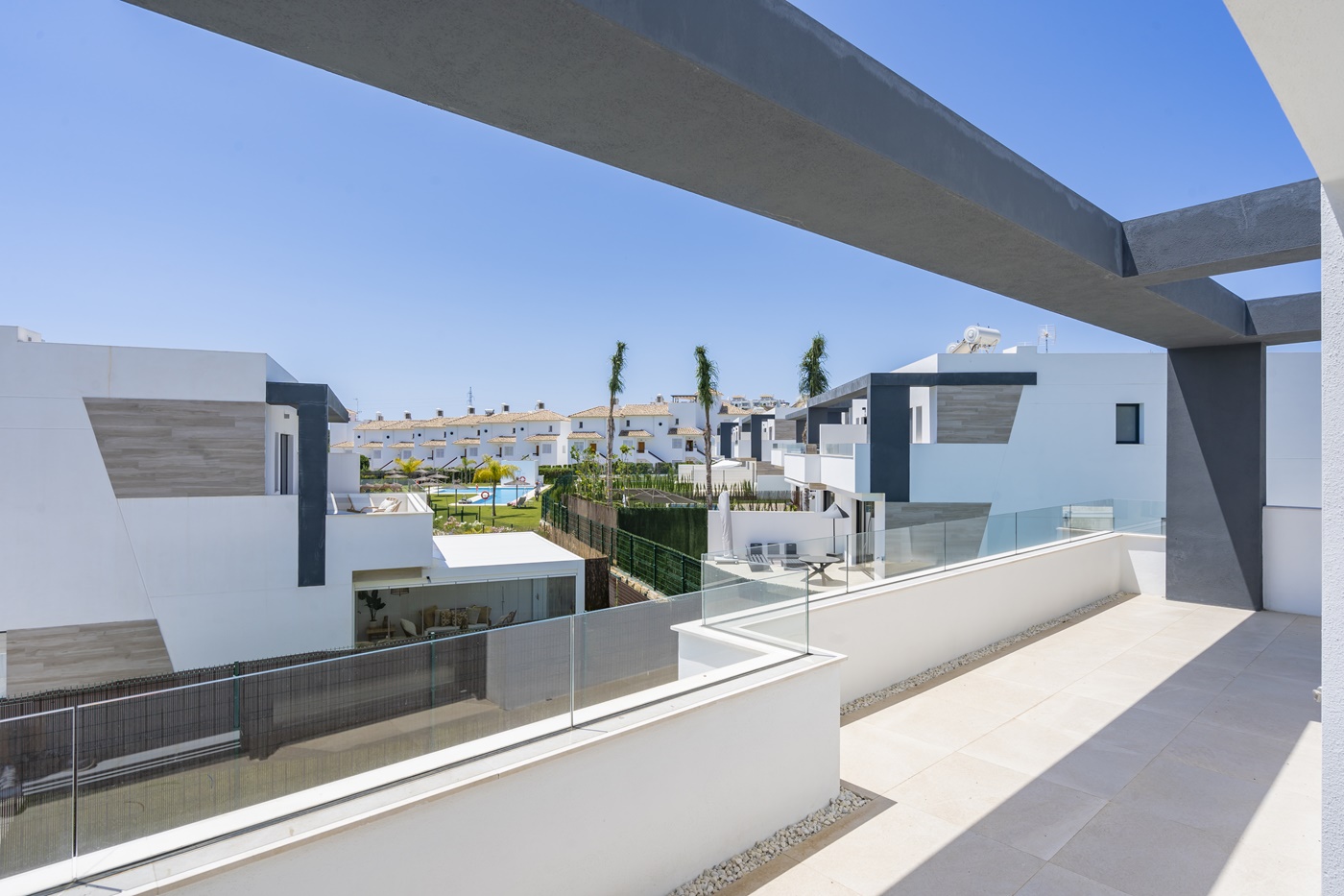 OBRA MAESTRA CONTEMPORÁNEA CON PISCINA PRIVADA Y AMPLIO JARDINES
