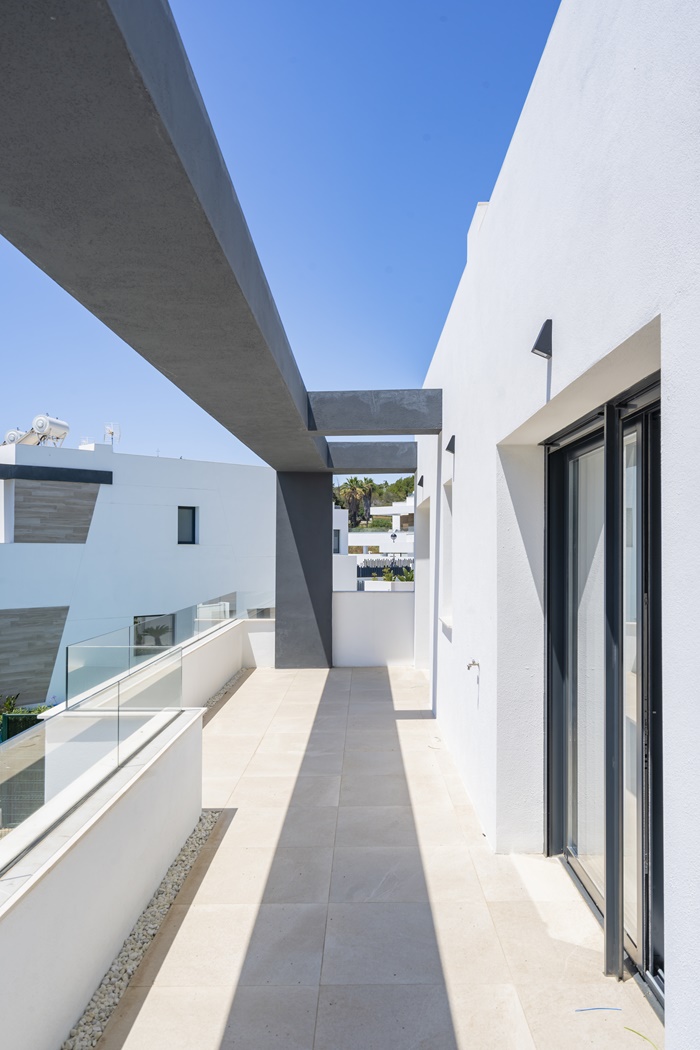 OBRA MAESTRA CONTEMPORÁNEA CON PISCINA PRIVADA Y AMPLIO JARDINES