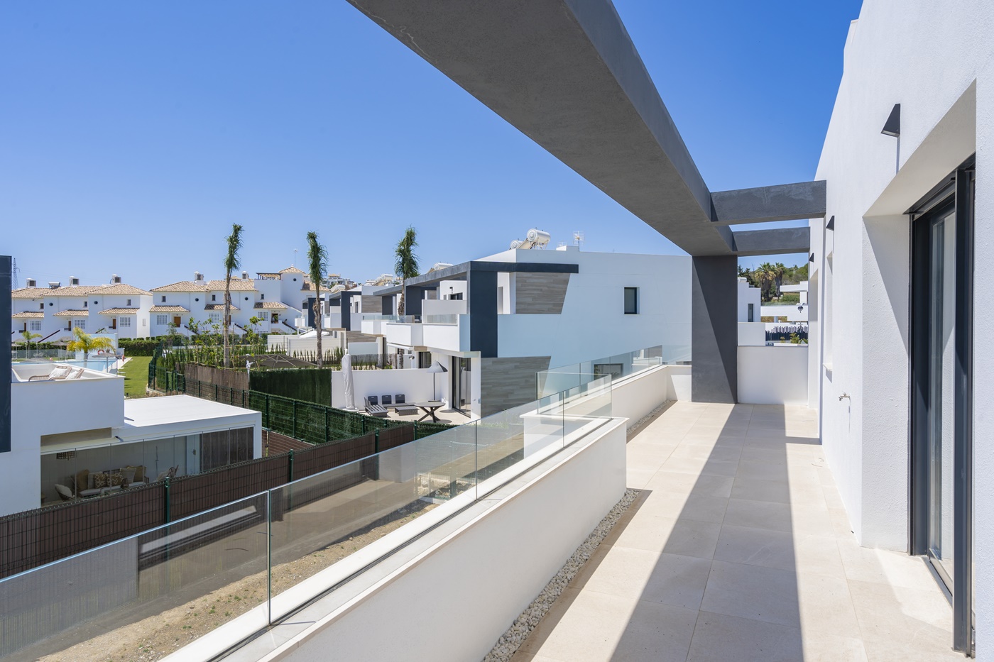OBRA MAESTRA CONTEMPORÁNEA CON PISCINA PRIVADA Y AMPLIO JARDINES