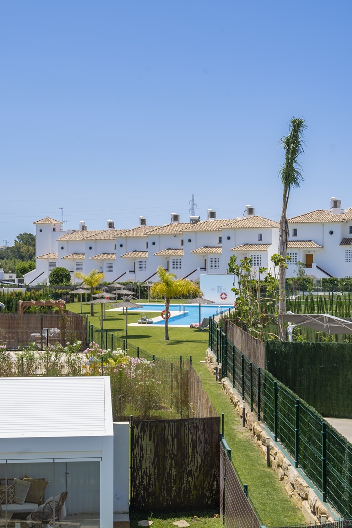 OBRA MAESTRA CONTEMPORÁNEA CON PISCINA PRIVADA Y AMPLIO JARDINES
