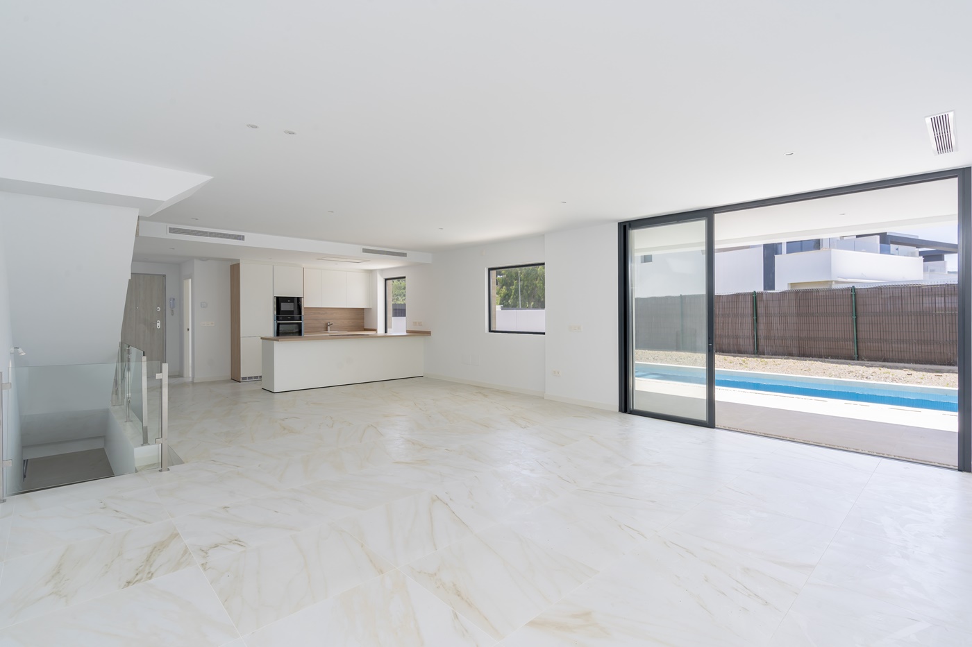 OBRA MAESTRA CONTEMPORÁNEA CON PISCINA PRIVADA Y AMPLIO JARDINES