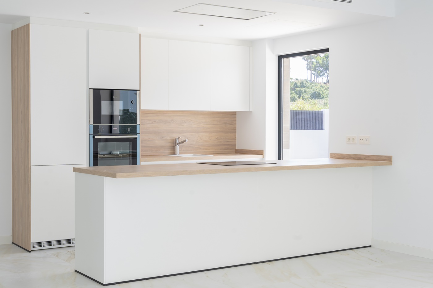 OBRA MAESTRA CONTEMPORÁNEA CON PISCINA PRIVADA Y AMPLIO JARDINES