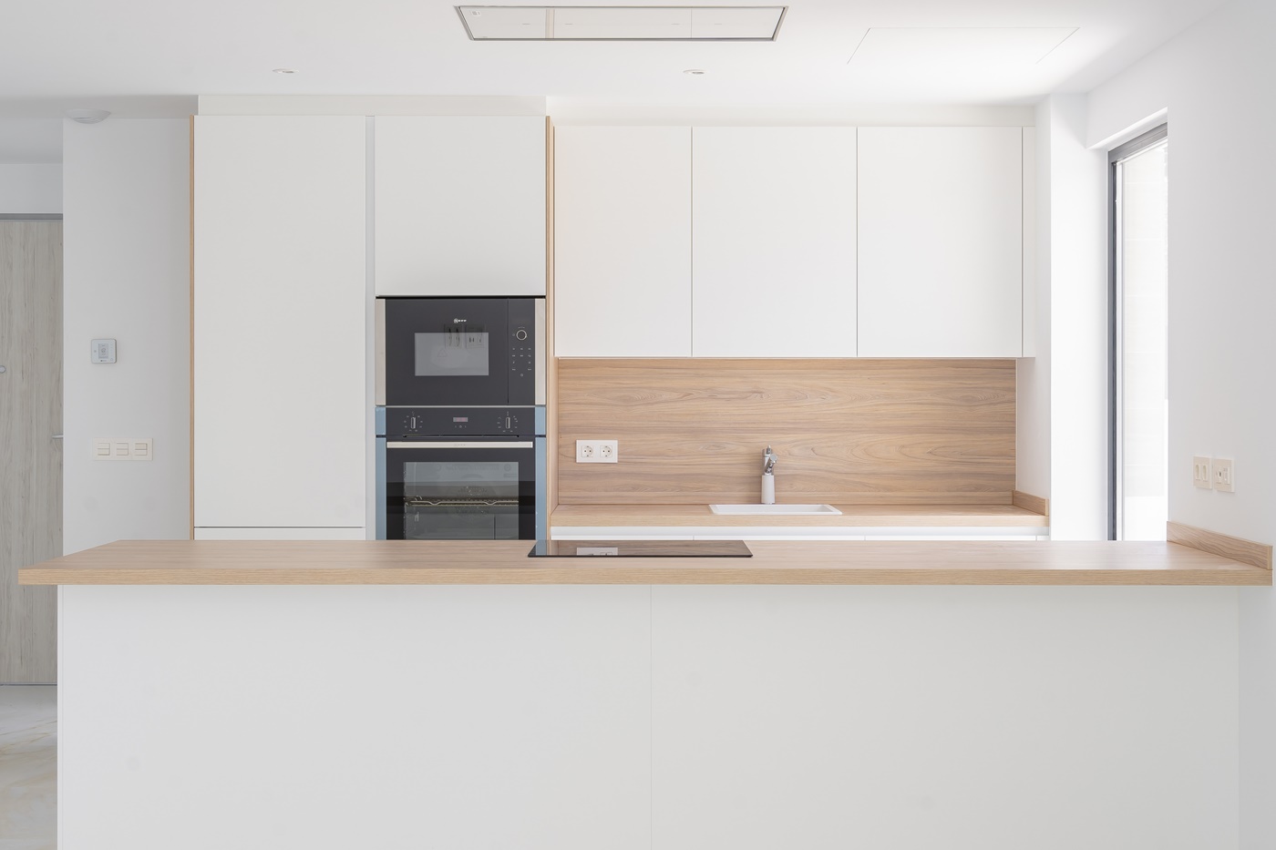 OBRA MAESTRA CONTEMPORÁNEA CON PISCINA PRIVADA Y AMPLIO JARDINES