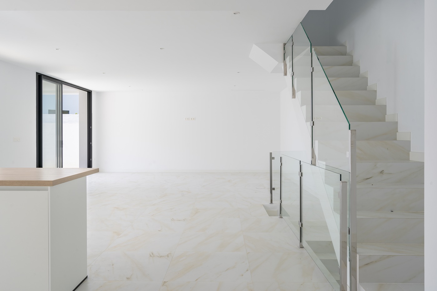 OBRA MAESTRA CONTEMPORÁNEA CON PISCINA PRIVADA Y AMPLIO JARDINES